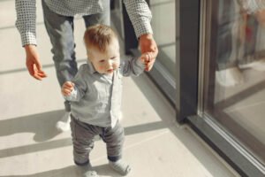 Child spending time with both parents after divorce